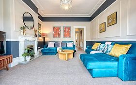 Lovely 2 Bedroom Apartment - Sleeps 9